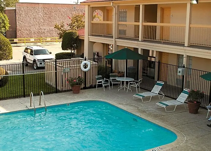 Lodge Econo Lafayette